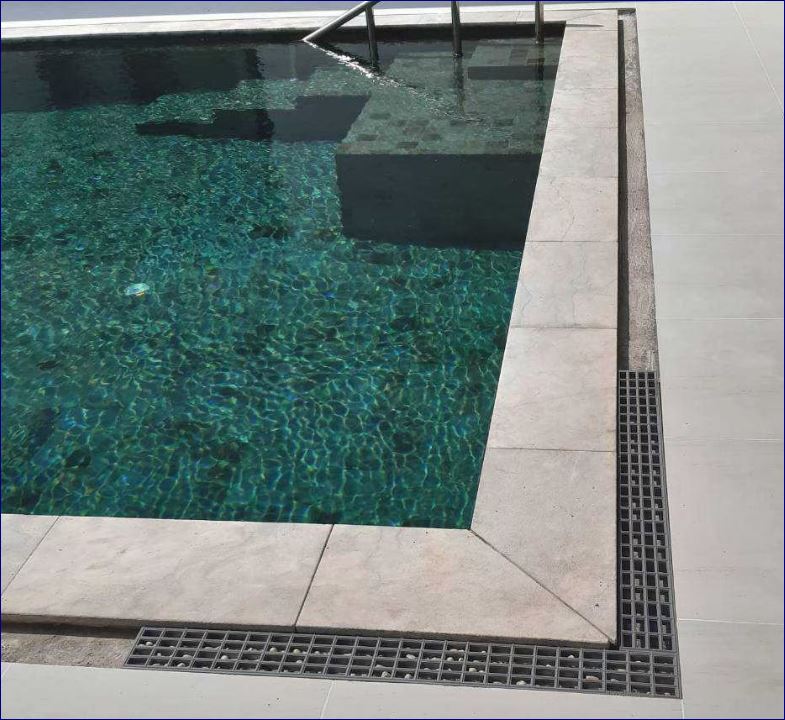  ราคาตะแกรงระบายน้ำล้นพลาสติก เกรตติ้งกันกลิ่นห้องน้ำปิดฝาท่อรางน้ำทิ้งรอบสระว่ายน้ำ  ปูพื้นรางกัตเตอร์ Swimming Pool Drainage Overflow floor Plastic Grating panel