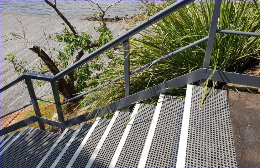 ฝาตะแกรงระบายน้ำไฟเบอร์กล๊าสแผ่นพื้นทางเดินยกระดับสำเร็จรูป FRP Fiberglass ladder staircase Grating