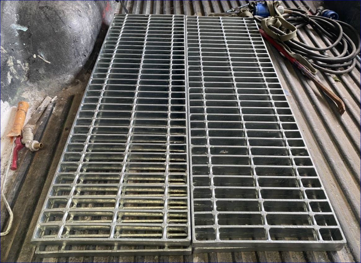 Metal hot dip galvanized Flat Welding Carbon Bar Drainage Steel Grating ฝาตะแกรงรางระบายน้ำเหล็กแผ่นเชื่อมชุบจุ่มร้อนทนสนิมฮ็อทดิ๊ปกัลวาไนซ์