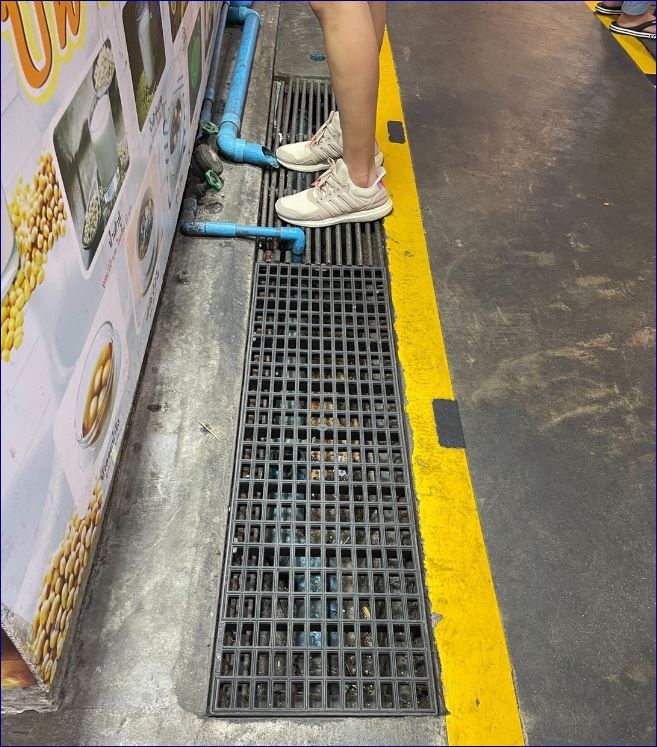 Transversal Outdoor Drainage Overflow Gutter plastic grating panel Floor ตะแกรงพลาสติกระบายน้ำล้นรอบแนวขอบสระว่ายน้ำแผ่นปูพื้นทางเดินเกรตติ้ง