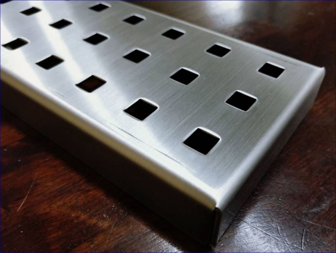 Modern Stainless Linear Shower Floor Drainage Grating ฝาเกรตติ้งตะแกรงสแตสเลสปิดรางครอบท่อระบายน้ำแบบรางยาวต่อเนื่องกันเจาะรูสำเร็จรูป