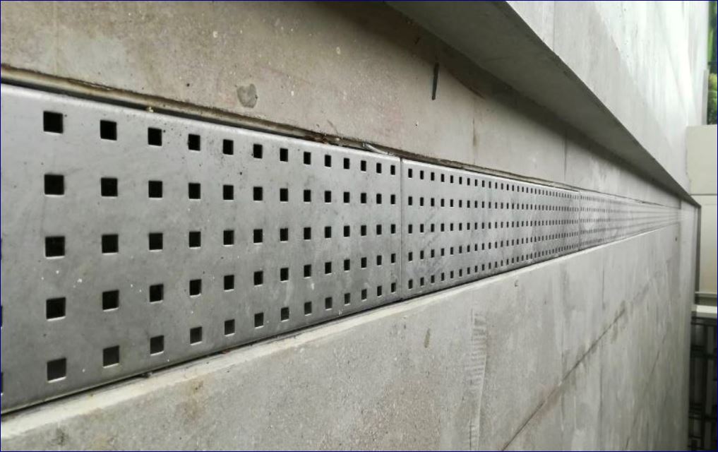 Modern Stainless Linear Shower Floor Drainage Grating แผ่นฝาปิดเกรตติ้งห้องน้ำตะแกรงระบายน้ำสแตนเลสแบบรางยาวต่อเนื่องกันเจาะรูสำเร็จรูป