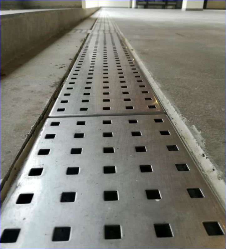 Modern Stainless Linear Shower Floor Drainage Grating แผ่นฝาปิดครอบท่อเกรตติ้งห้องน้ำตะแกรงระบายน้ำสแตนเลสแบบรางยาวต่อเนื่องกันเจาะรูสำเร็จรูป