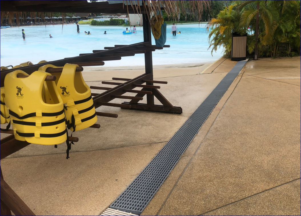 ตะแกรงเกรตติ้งพลาสติกระบายน้ำล้นรอบแนวขอบสระว่ายน้ำแผ่นปูพื้นทางเดินพีพี  Swimming Pool Overflow Drainage Plastic Grating panel