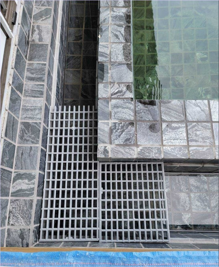  ราคาตะแกรงระบายน้ำล้นพลาสติก เกรตติ้งกันกลิ่นห้องน้ำปิดฝาท่อรางน้ำทิ้งรอบสระว่ายน้ำ  Swimming Pool Drainage Overflow raised floor Plastic Grating panel