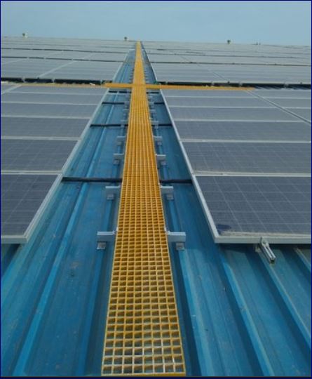 แผ่นพื้นทางเดินยกระดับฝาตะแกรงไฟเบอร์กล๊าสบนหลังคาโรงงานโซลาเซลล์ FRP Fibreglass grating Solar Roof top walkway