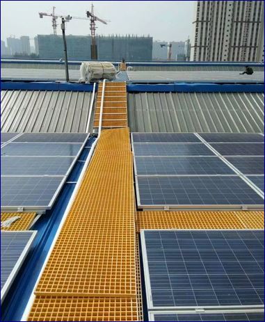 แผ่นพื้นทางเดินยกระดับฝาตะแกรงไฟเบอร์กล๊าสบนหลังคาโรงงานโซลาเซลล์ FRP Fibreglass Grating Solar Roof top walkway