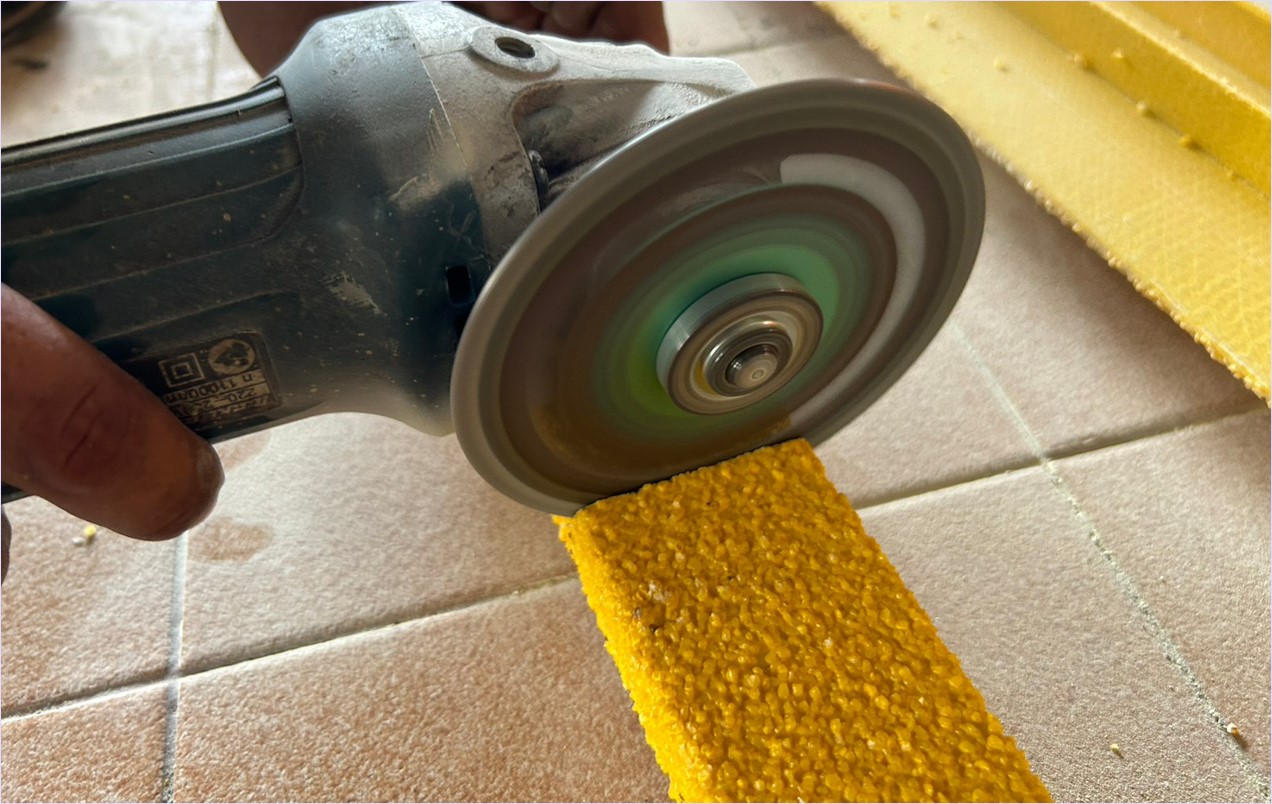 FRP Stair Tread Nosing  anti-slip Sheet ทดแทนเทปกันลื่น เทปตีเส้นเรืองแสง สีอีพ๊อกซี่กันลื่น แผ่นปิดจมูกบันได แผ่นปิดพื้นผิวกันลื่นไฟเบอร์กล๊าส
