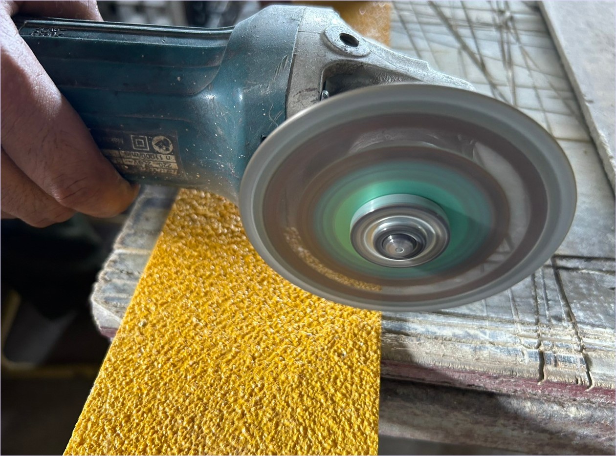 FRP Stair Tread Nosing  Non-slip Sheet แผ่นปิดจมูกบันได แผ่นปิดพื้นผิวกันลื่นไฟเบอร์กล๊าส ทดแทนเทปกันลื่น เทปตีเส้นเรืองแสง สีอีพ๊อกซี่กันลื่น