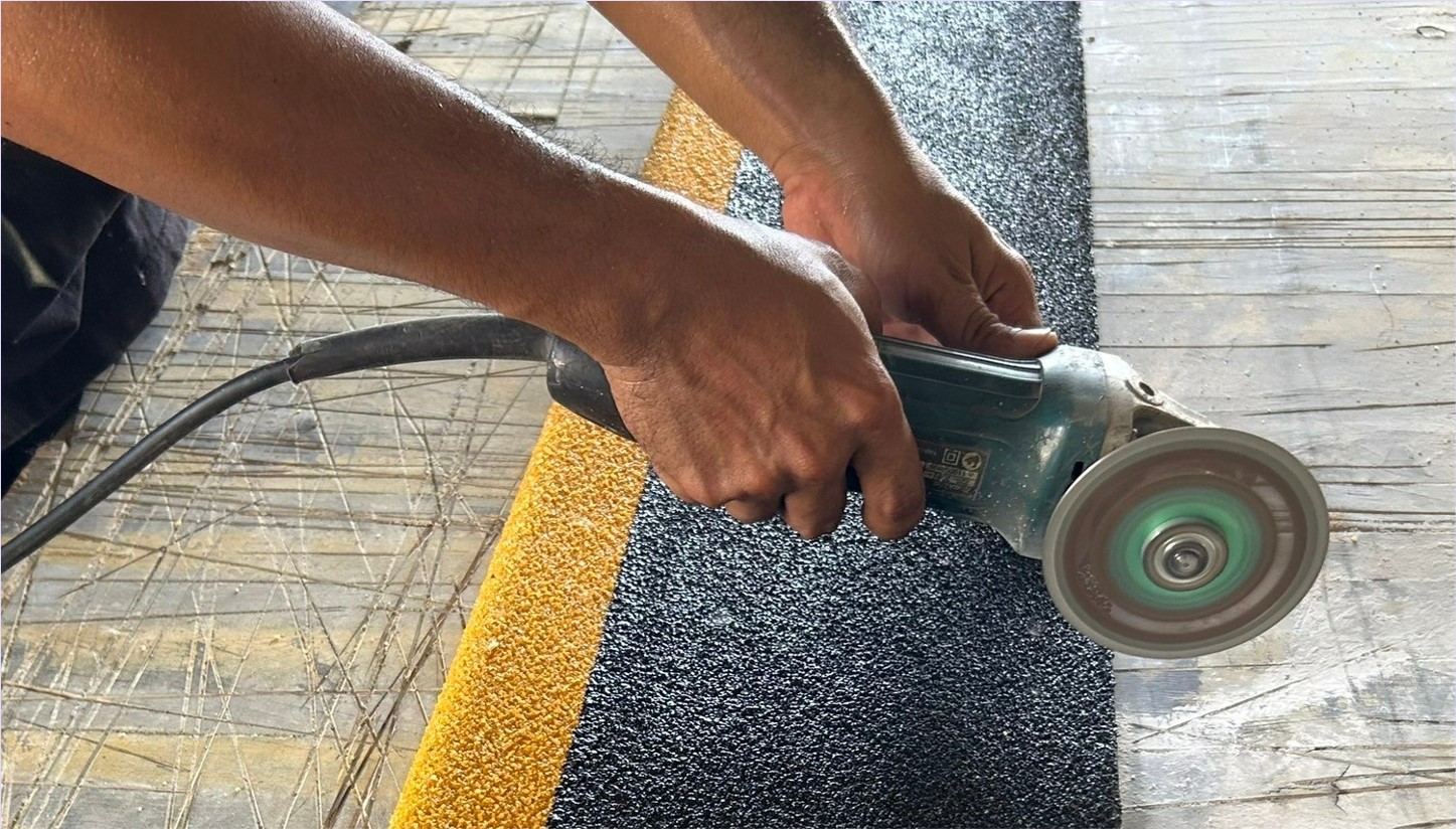 FRP Stair Tread Nosing  Non-Skid Sheet ทดแทนเทปกันลื่น เทปตีเส้นเรืองแสง สีอีพ๊อกซี่กันลื่น แผ่นปิดจมูกบันได แผ่นปิดพื้นผิวกันลื่นไฟเบอร์กล๊าส