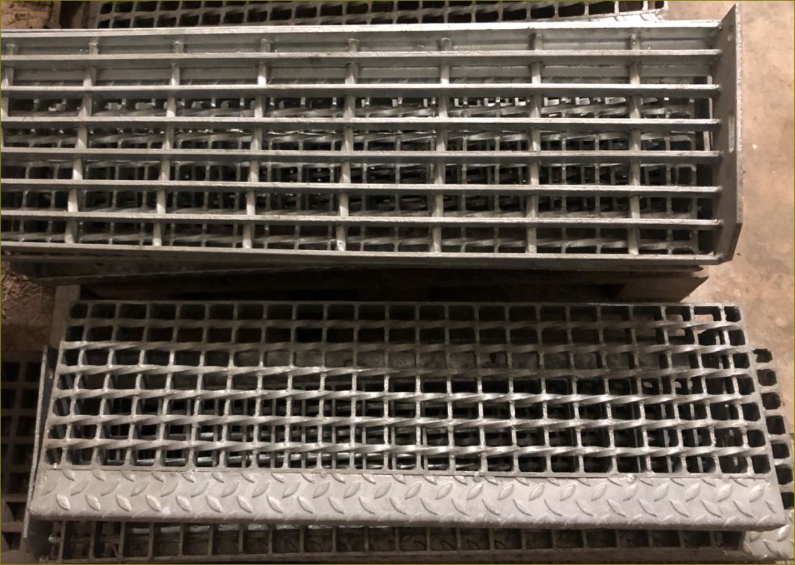เกรตติ้งชานพักขั้นทางเดินข้างราวบันไดตะแกรงเหล็กฉีก StairCaseStepLadder Steel Grating
