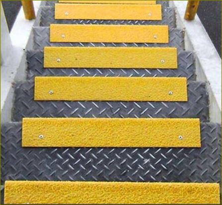 non skidding safefy walkway tape cover แผ่นกันลื่นปิดผิวปูพื้นเทปตีเส้นเรืองแสงกั้นเขตจมูกขอบมุมคิ้วแผงครอบบันได