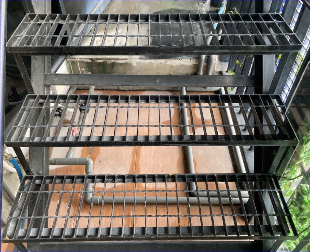 steel grating for Anti-Slip StairTread Nosing Cover ตะแกรงเหล็กแผ่นเชื่อมชุบกันสนิมระบายน้ำสำหรับบันได้เหล็กกันลื่น