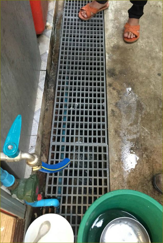 Swimming Pool Overflow Trench Drainage Plastic Grating ตะแกรงเกรตติ้งพลาสติกระบายน้ำล้นรอบแนวขอบสระว่ายน้ำแผ่นปูพื้นทางเดินพีพี