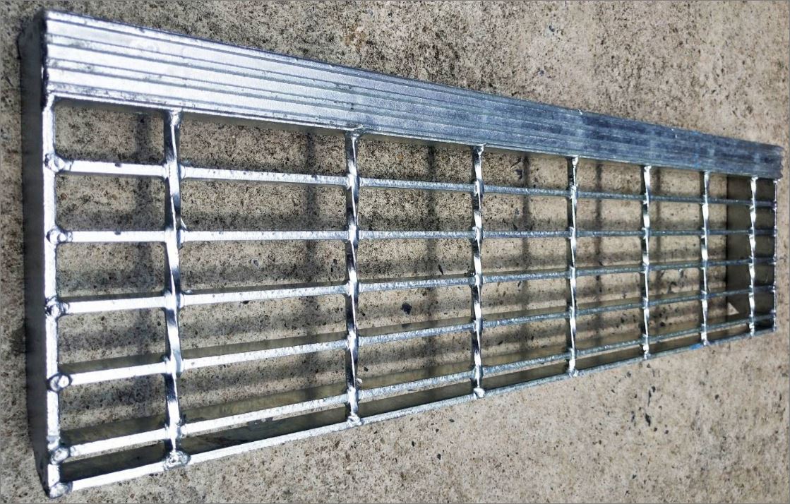 Galvanized Carbon Bar Steel Grating ตะแกรงขั้นบันไดเหล็กแผ่นเชื่อมชุบกันสนิมระบายน้ำ