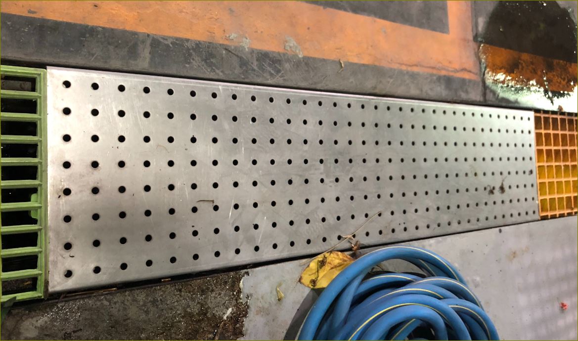 Twist Serrated Non-skid Heel Guard Stainless grating เกรตติ้งตะแกรงระบายน้ำสแตนเลสแบบรางยาวต่อเนื่องกันสำเร็จรูป