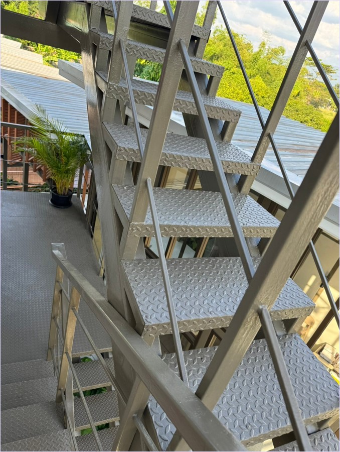 CompoundChequeredDiamondPlateManholeCoverStaircaseBarSteelGrating ฝาปิดบ่อท่อพักขั้นบันไดแผ่นลายเช็คเกอร์เพลท