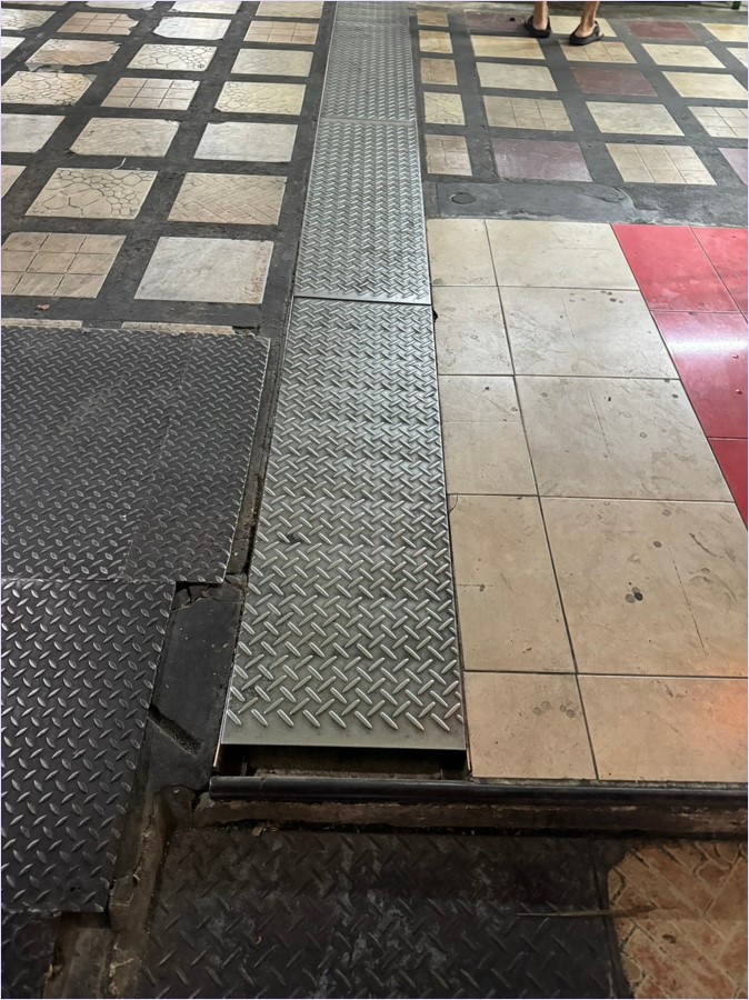 CompoundChequeredDiamondPlateManholeCoverStaircaseBarSteelGrating ฝาปิดบ่อท่อพักขั้นบันไดแผ่นลายเช็คเกอร์เพลท