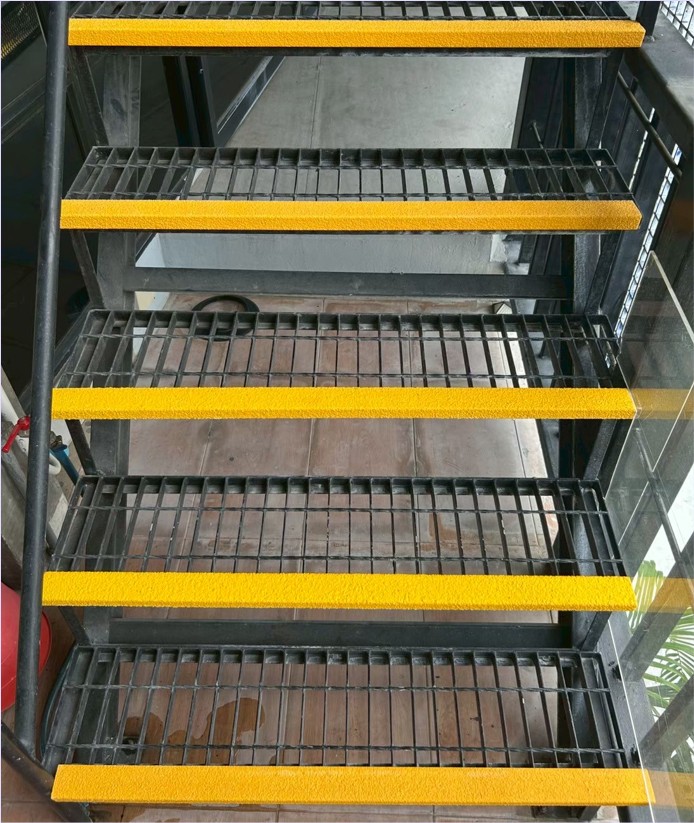 Hot Dip Galvanized Steel Grating + Fibreglass Non-skidding Stair Tread Nosing  蹵ç鹺ѹ ١ѹ䴡ѹ