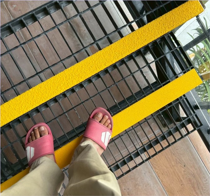 Hot Dip Galvanized Steel Grating + Fibreglass Anti-slip Stair Nosing  蹵ç鹺ѹ ١ѹ䴡ѹ
