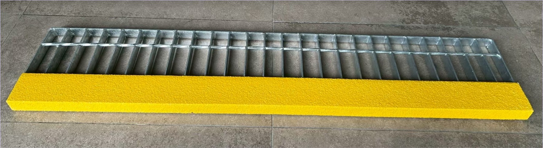 Hot Dip Galvanized Steel Grating + Fibreglass Anti-slip Stair Nosing Cover  蹵ç鹺ѹ ١ѹ䴡ѹ
