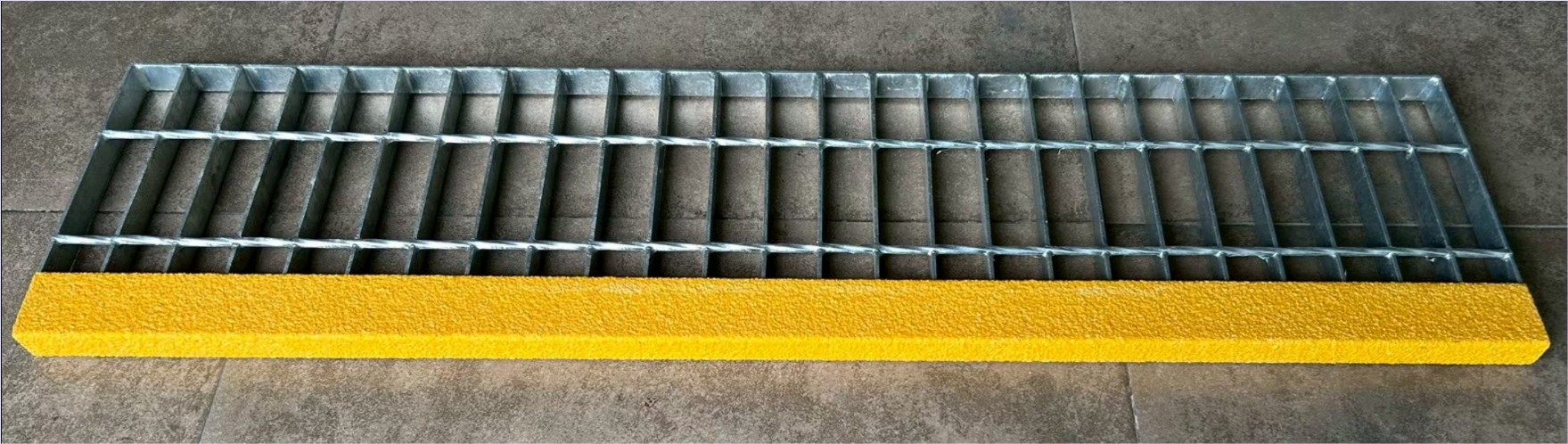 Hot Dip Galvanized Steel Grating + Fibreglass Non-skidding Stair Tread Nosing  蹵ç鹺ѹ ١ѹ䴡ѹ