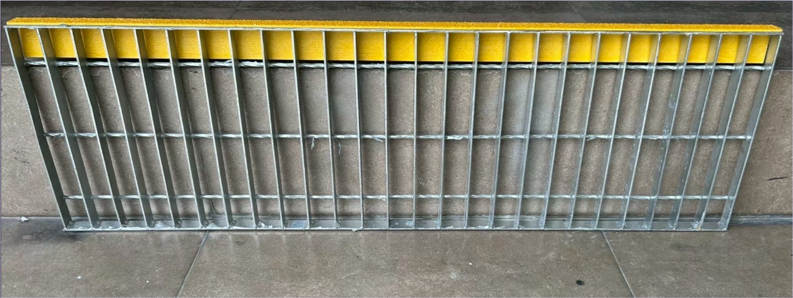 Hot Dip Galvanized Steel Grating + Fibreglass Anti-skidding Stair Nosing  蹵ç鹺ѹ ١ѹ䴡ѹ