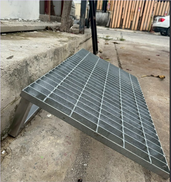 ͧҧҴѹö鹿صҷٻ չ鹵ҧдѺ Wheelchair Portable Saftey Steel Grating Plate Dock Ramp