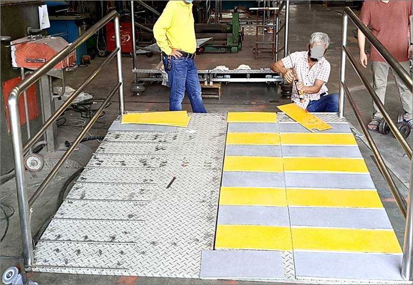 FRP Outdoor Non-slip Anti-Skid Sand Surface Gritted Sheet Solid Plate Floor แผ่นปูพื้นกันลื่นไฟเบอร์กล๊าส วางหน้าแท่นเครื่องจักร ทางเดินในโรงงาน