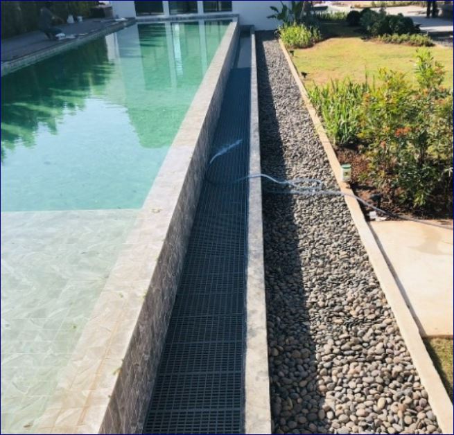 Plastic Floor SwimmingPool Overflow Grating ราคาตะแกรงระบายน้ำล้นพลาสติก เกรตติ้งกันกลิ่นห้องน้ำปิดฝาท่อรางน้ำทิ้งรอบสระว่ายน้ำ  ปูพื้นรางกัตเตอร์ 