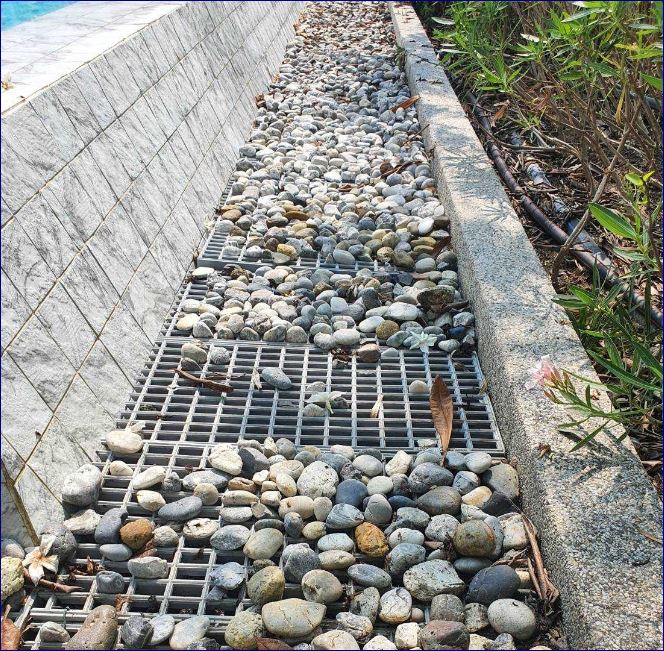 ตะแกรงเกรตติ้งพลาสติคระบายน้ำล้นรอบขอบสระว่ายน้ำ Swimming Pool Overflow Drainage Plastic Grating Panel