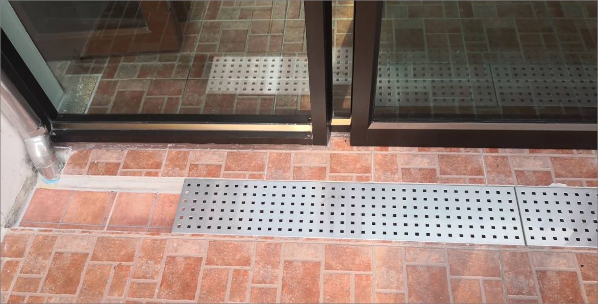 ฝาตะแกรงแสตนเลสอลูมิเนียมเกรตติ้งเหล็กแผ่นเจาะรู   Perforated Heel Guard Drainage Stainless Shower Grating